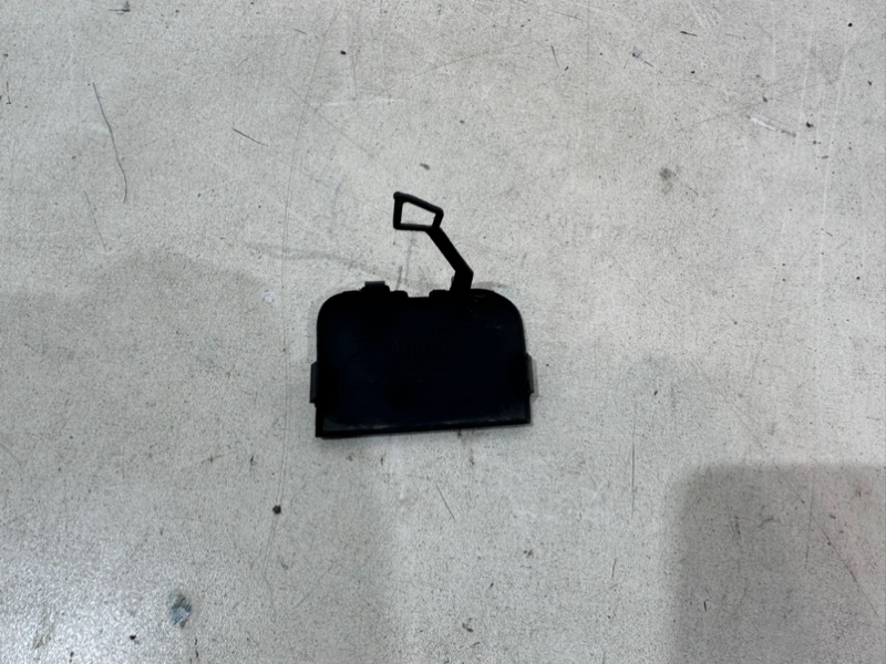 Заглушка буксировочного крюка