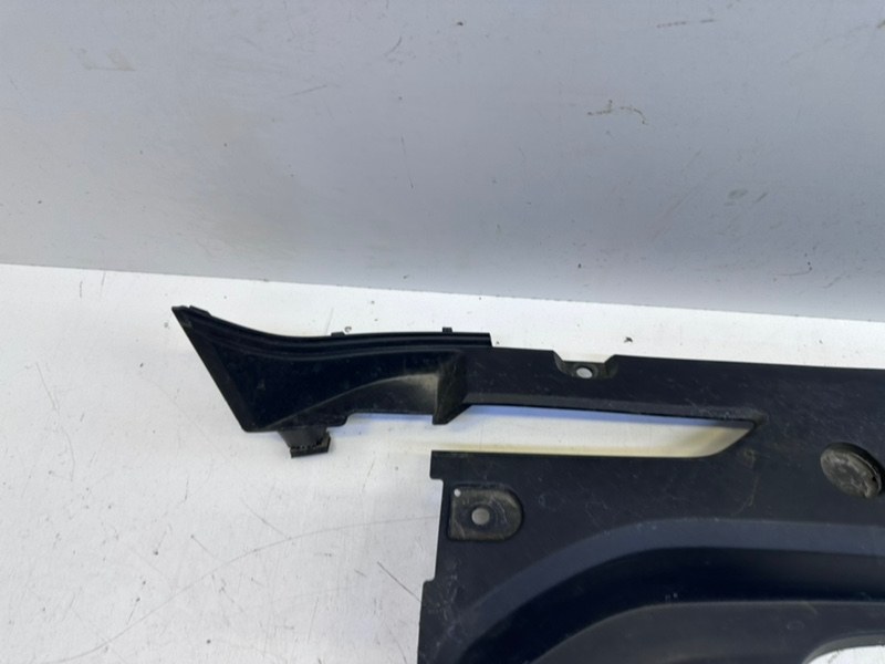 Кожух замка капота