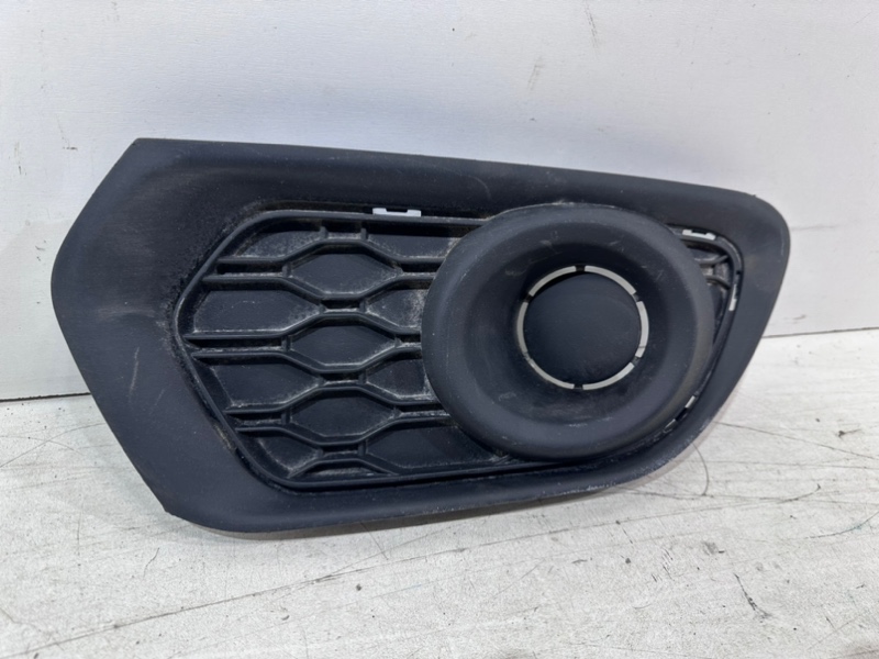 Рамка противотуманной фары правой