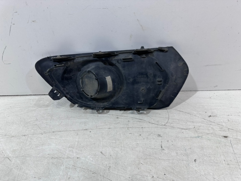 Рамка противотуманной фары правой