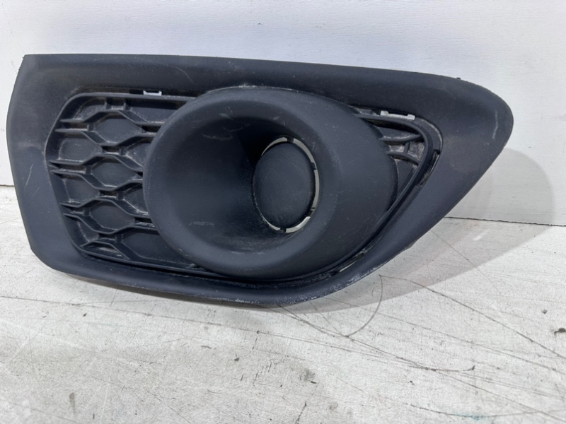 Рамка противотуманной фары правой