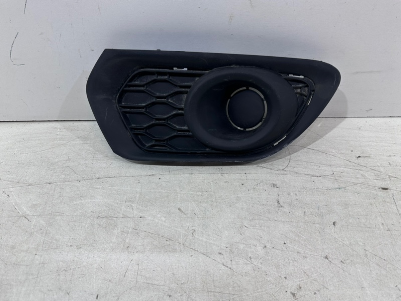 Рамка противотуманной фары правой