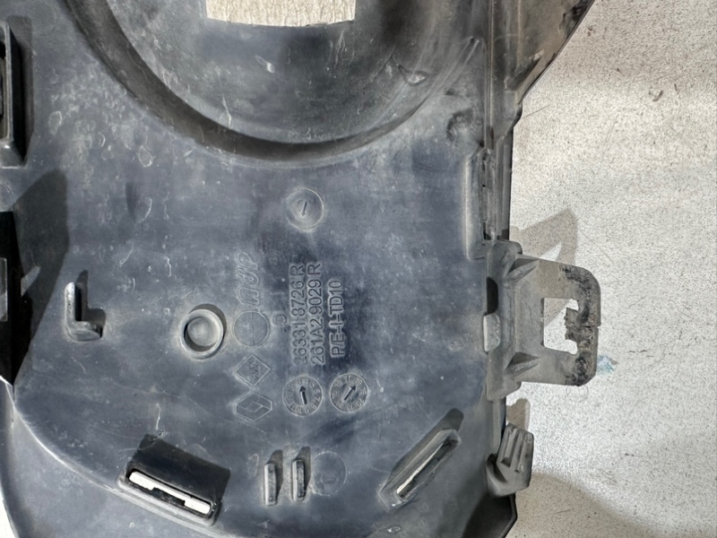 Рамка противотуманной фары правой