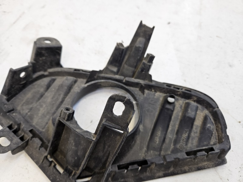 Рамка противотуманной фары правой