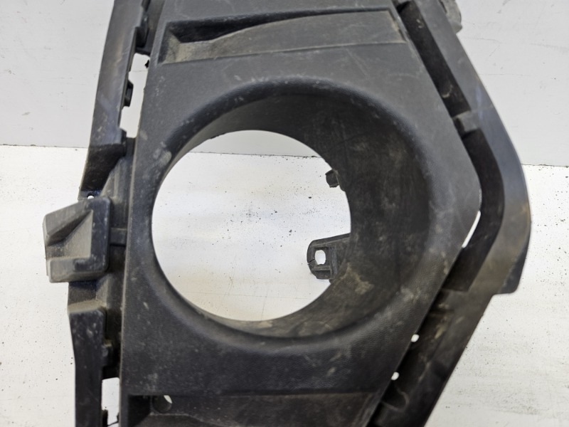 Рамка противотуманной фары правой