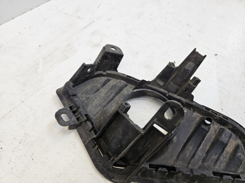 Рамка противотуманной фары правой