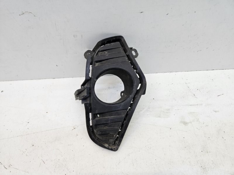 Рамка противотуманной фары правой