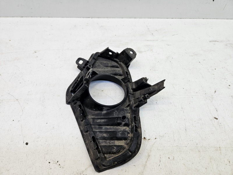 Рамка противотуманной фары правой