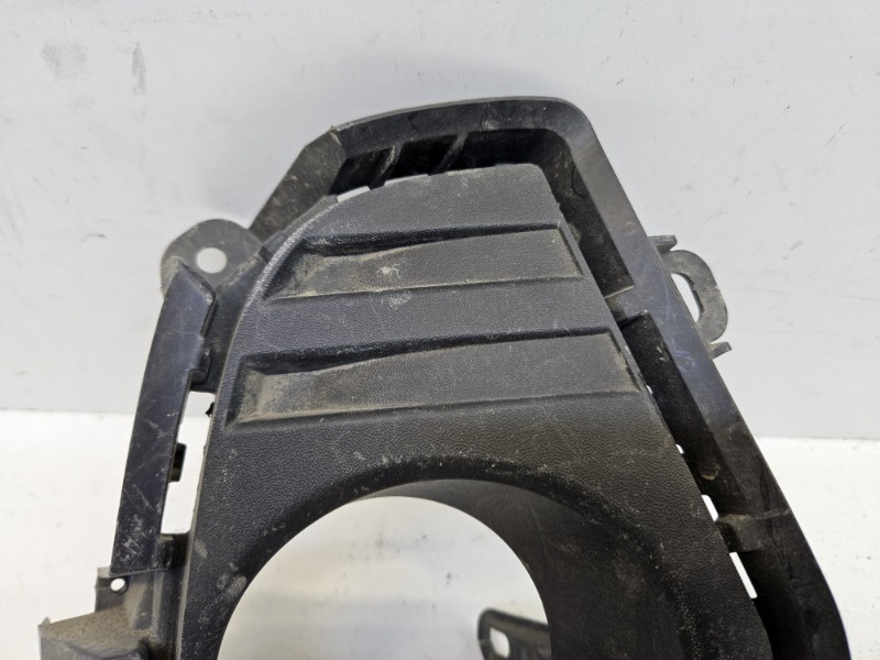 Рамка противотуманной фары правой