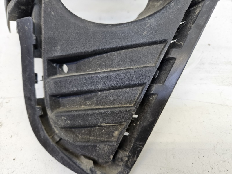 Рамка противотуманной фары правой