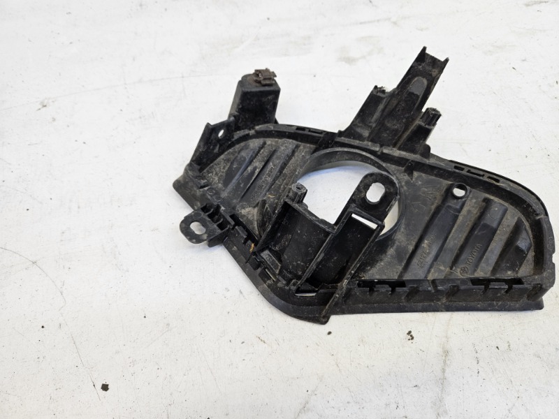 Рамка противотуманной фары правой