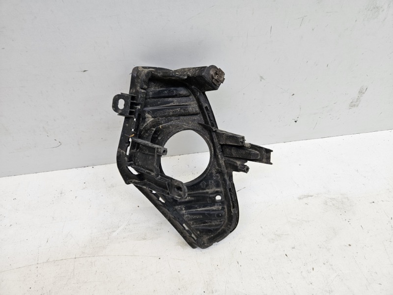 Рамка противотуманной фары правой