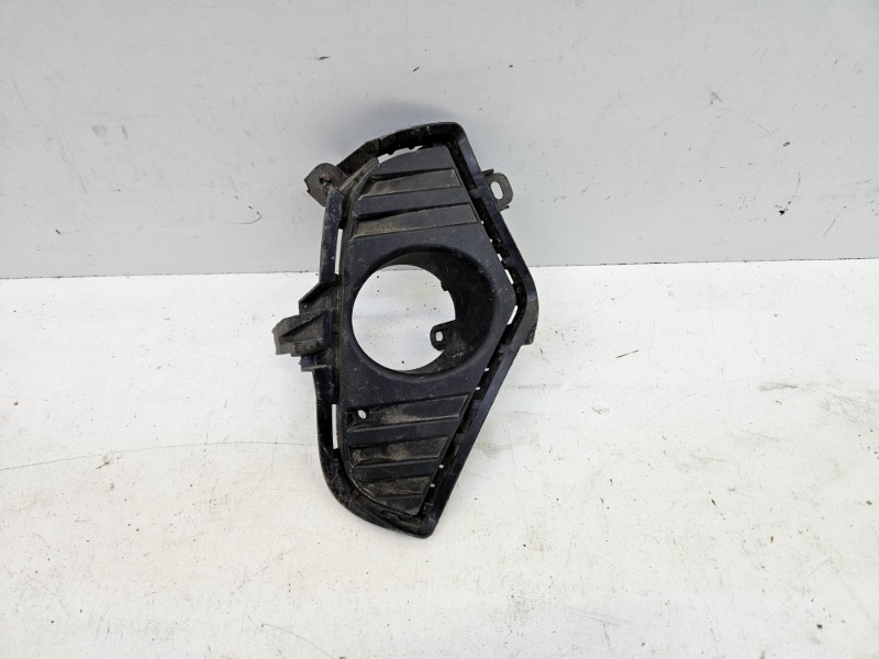 Рамка противотуманной фары правой