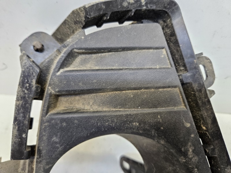 Рамка противотуманной фары правой