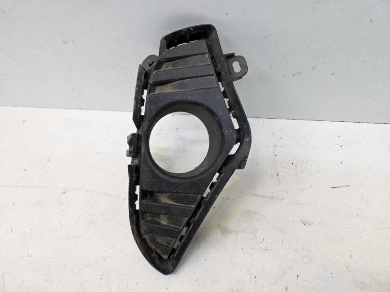 Рамка противотуманной фары правой