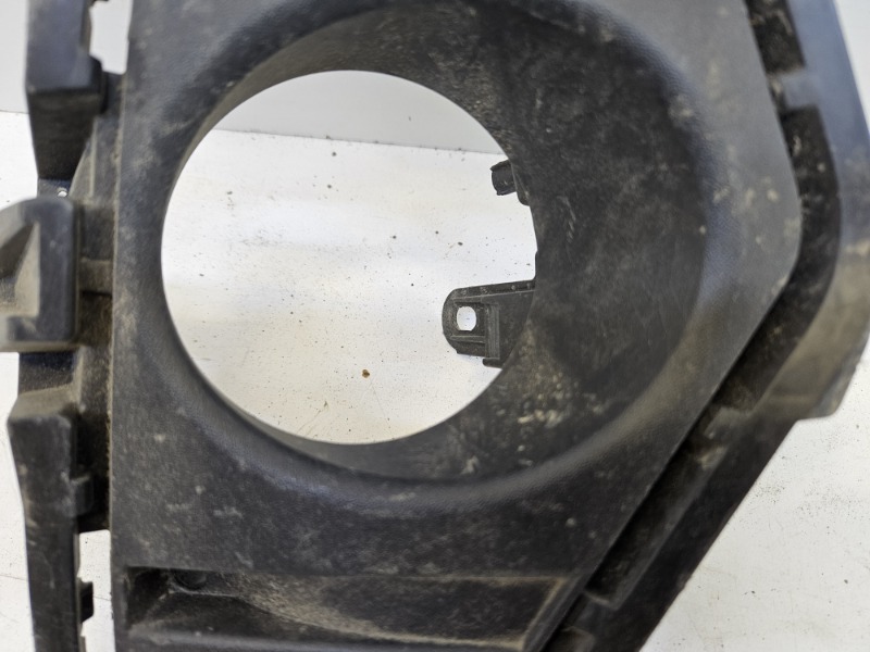 Рамка противотуманной фары правой