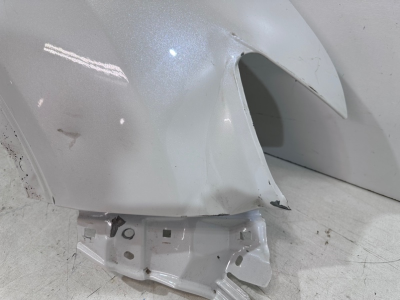 Крыло переднее правое