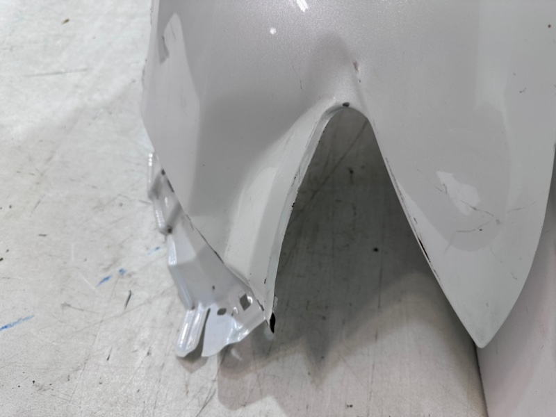 Крыло переднее правое