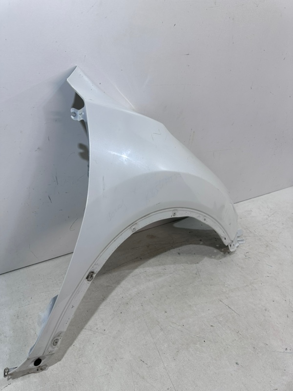 Крыло переднее правое