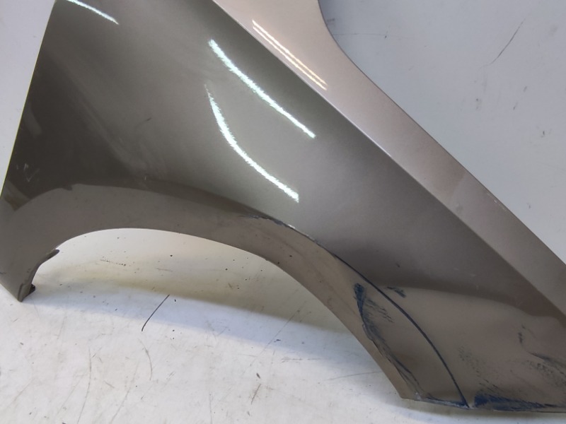 Крыло переднее правое