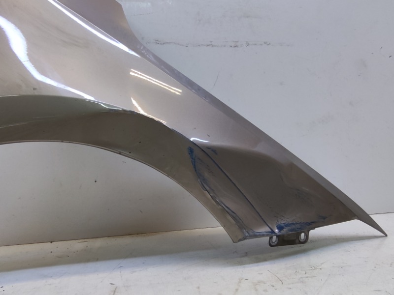Крыло переднее правое