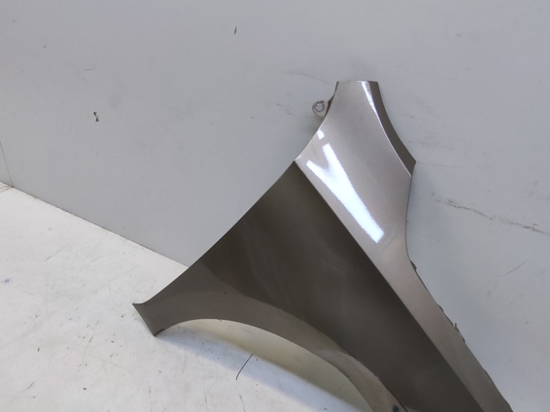 Крыло переднее правое