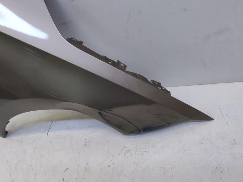 Крыло переднее правое