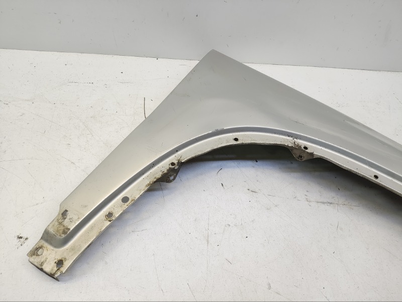 Крыло переднее правое