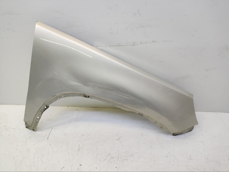 Крыло переднее правое