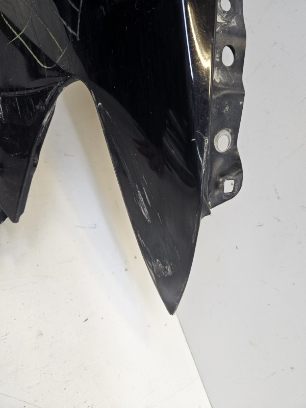 Крыло переднее правое