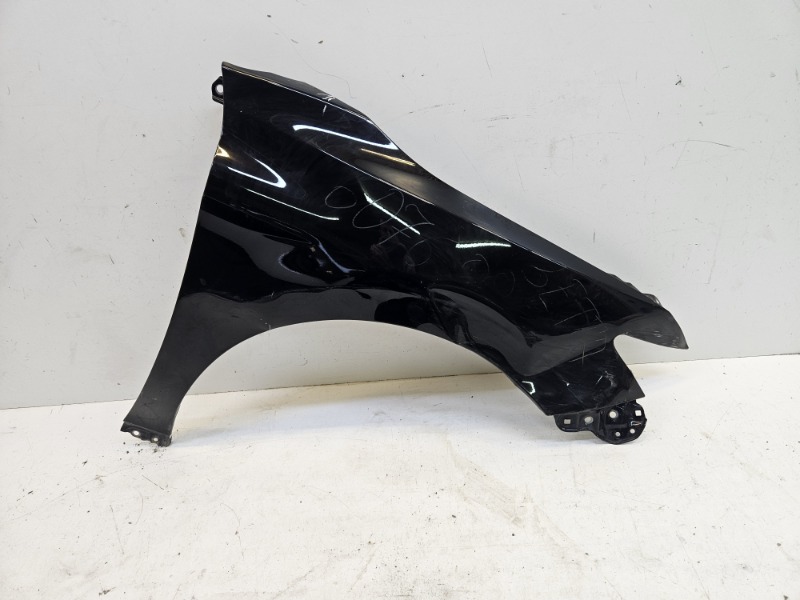 Крыло переднее правое