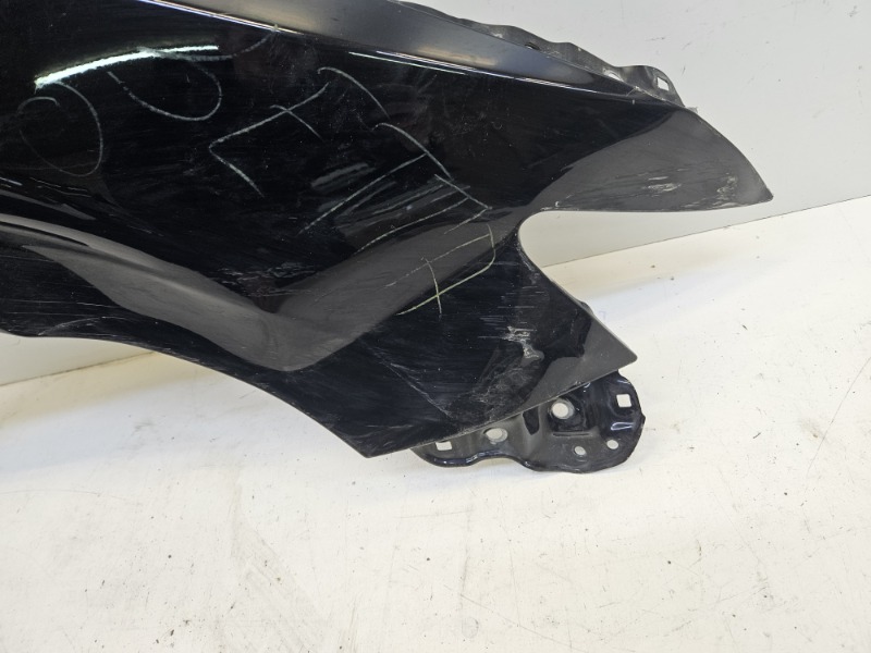 Крыло переднее правое