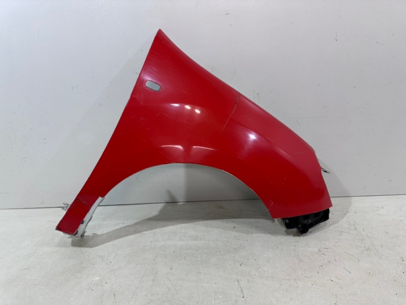 Крыло переднее правое