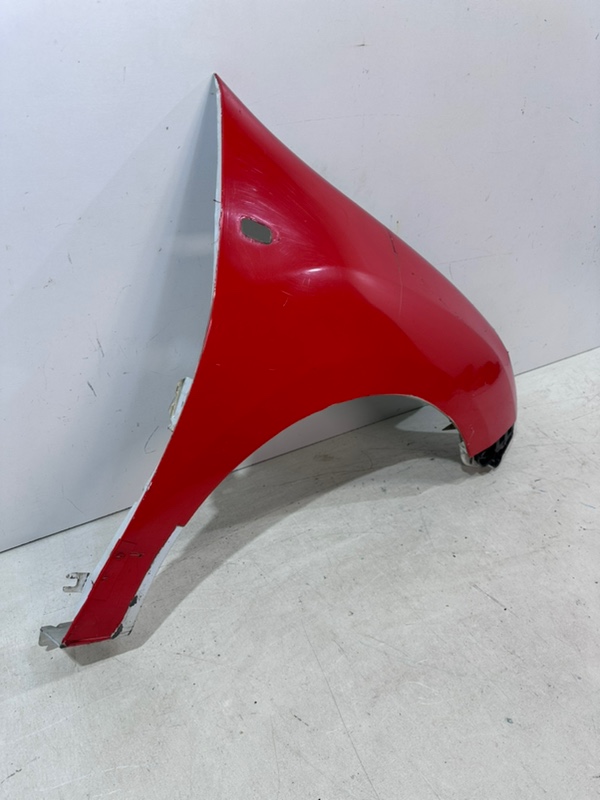 Крыло переднее правое