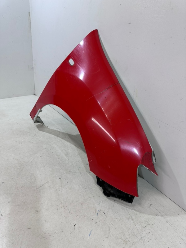 Крыло переднее правое