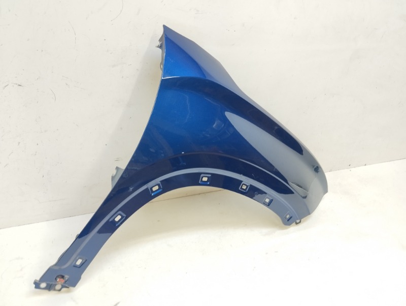 Крыло переднее правое