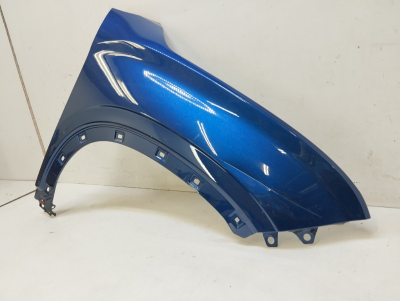 Крыло переднее правое