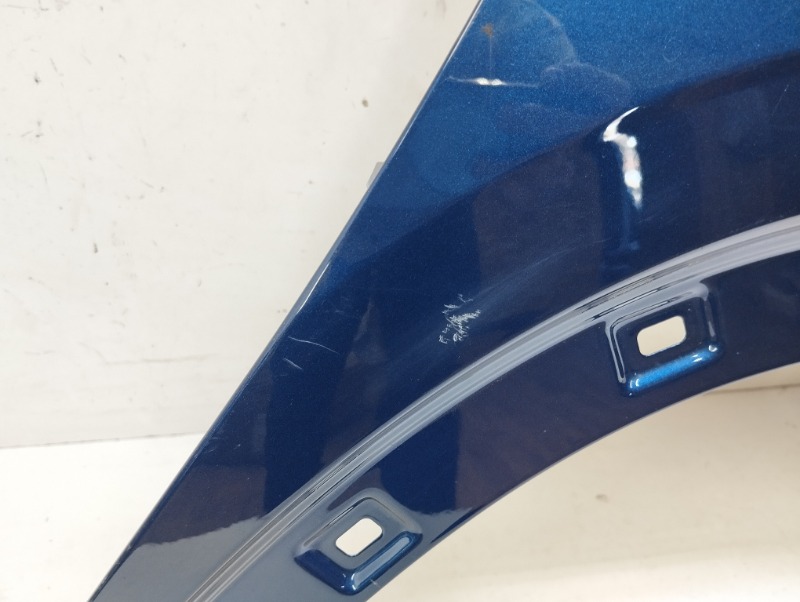 Крыло переднее правое