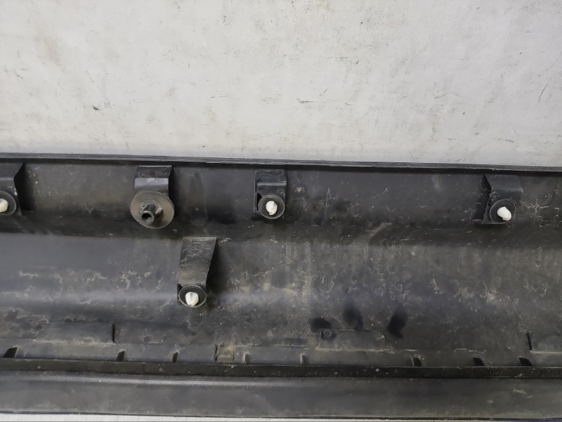 Накладка двери передней правой