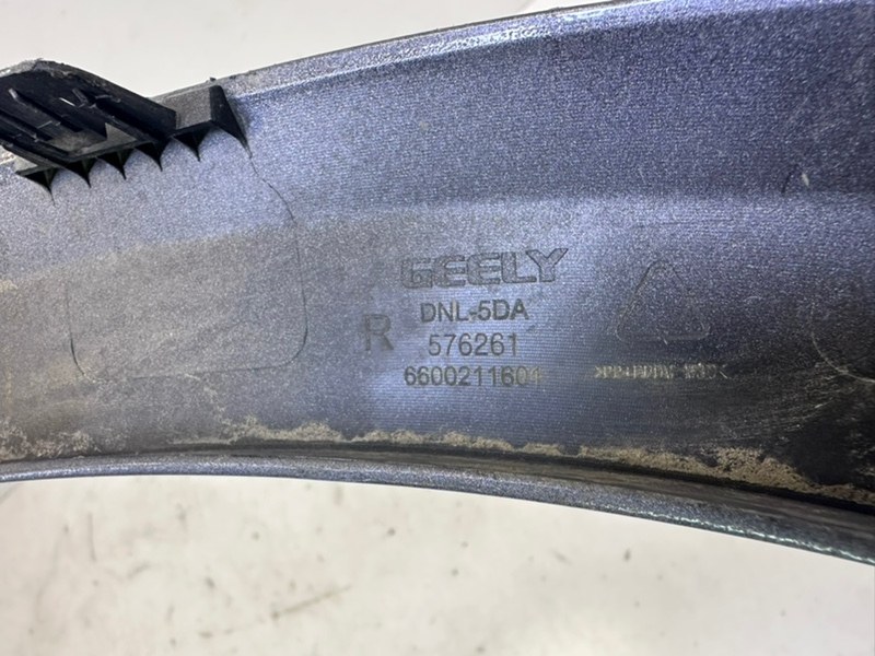 Накладка переднего крыла правого