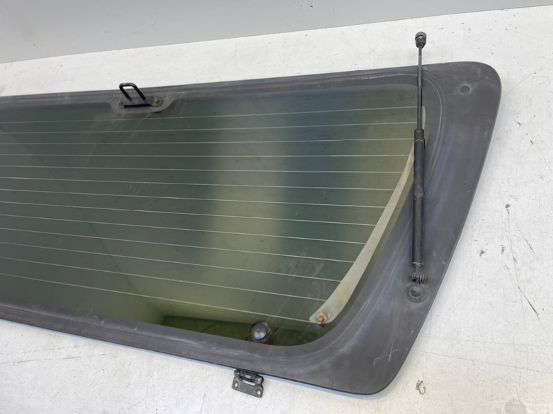 Стекло двери багажника