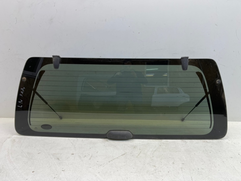 Стекло двери багажника