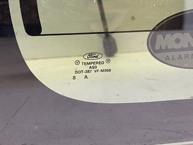 Стекло двери багажника