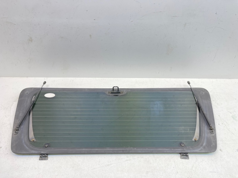 Стекло двери багажника