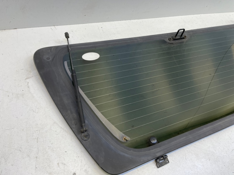 Стекло двери багажника