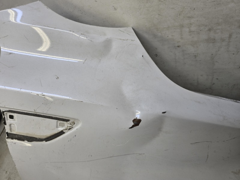 Крыло переднее правое