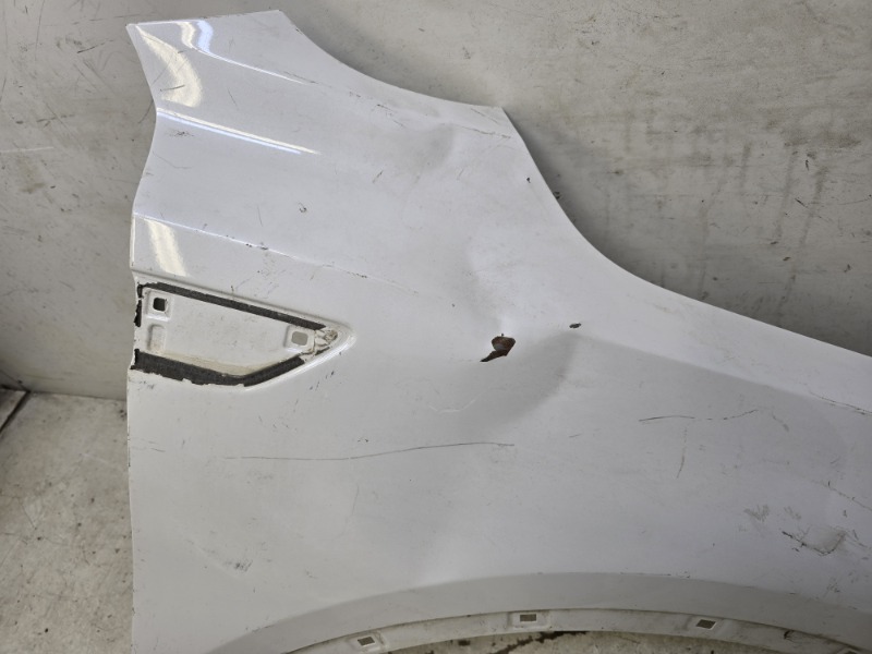 Крыло переднее правое