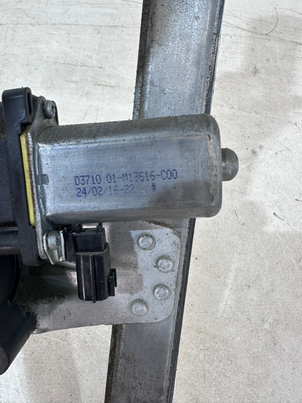 Стеклоподъемник электр. передний правый