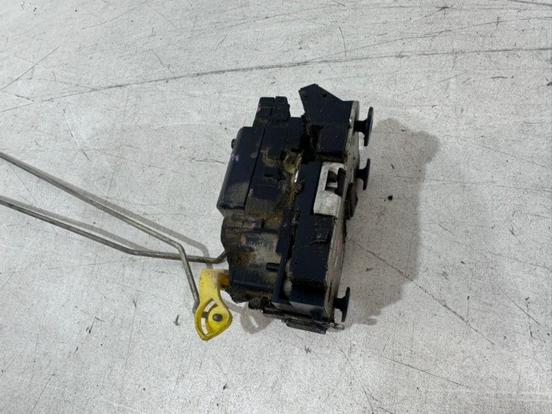 Замок двери задней правой