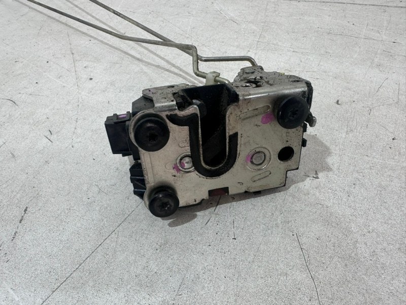 Замок двери задней правой